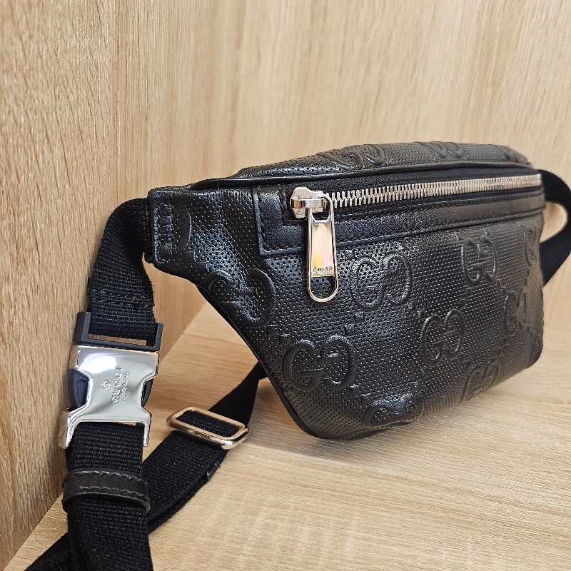 [男士福利出清❣️] Gucci 黑牛皮浮雕銀釦小型胸口包-1