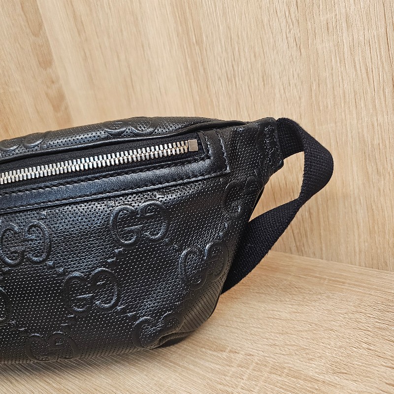 [男士福利出清❣️] Gucci 黑牛皮浮雕銀釦小型胸口包-2