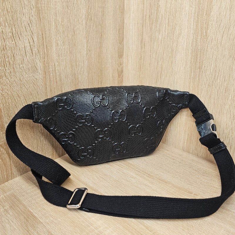 [男士福利出清❣️] Gucci 黑牛皮浮雕銀釦小型胸口包-3