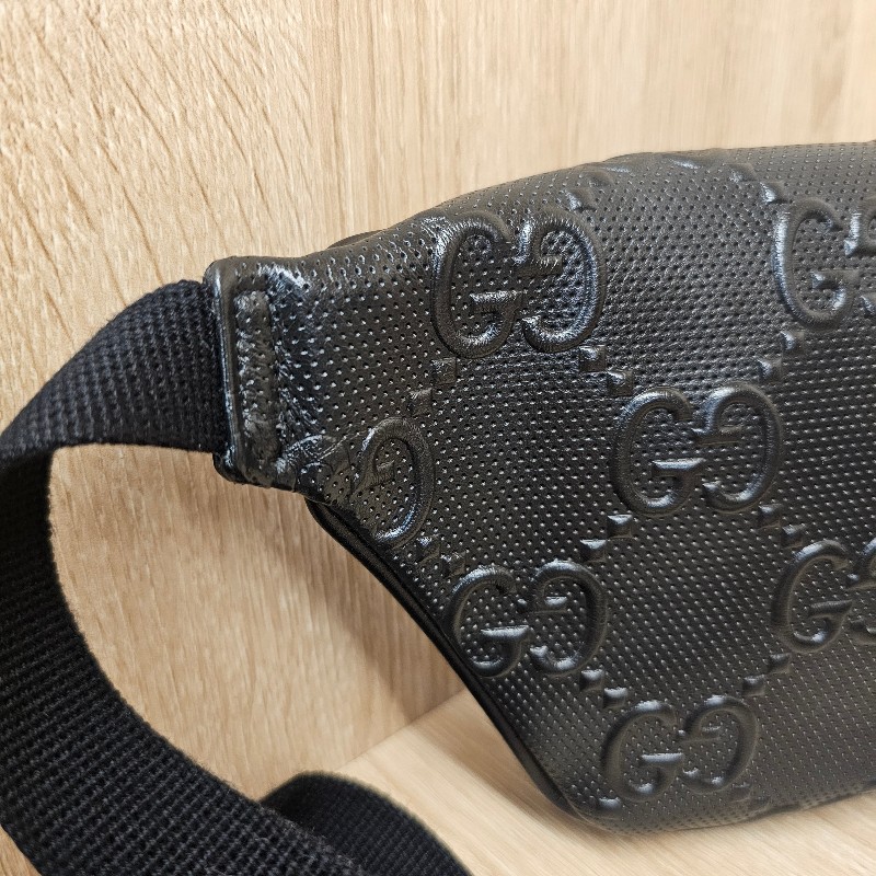 [男士福利出清❣️] Gucci 黑牛皮浮雕銀釦小型胸口包-4