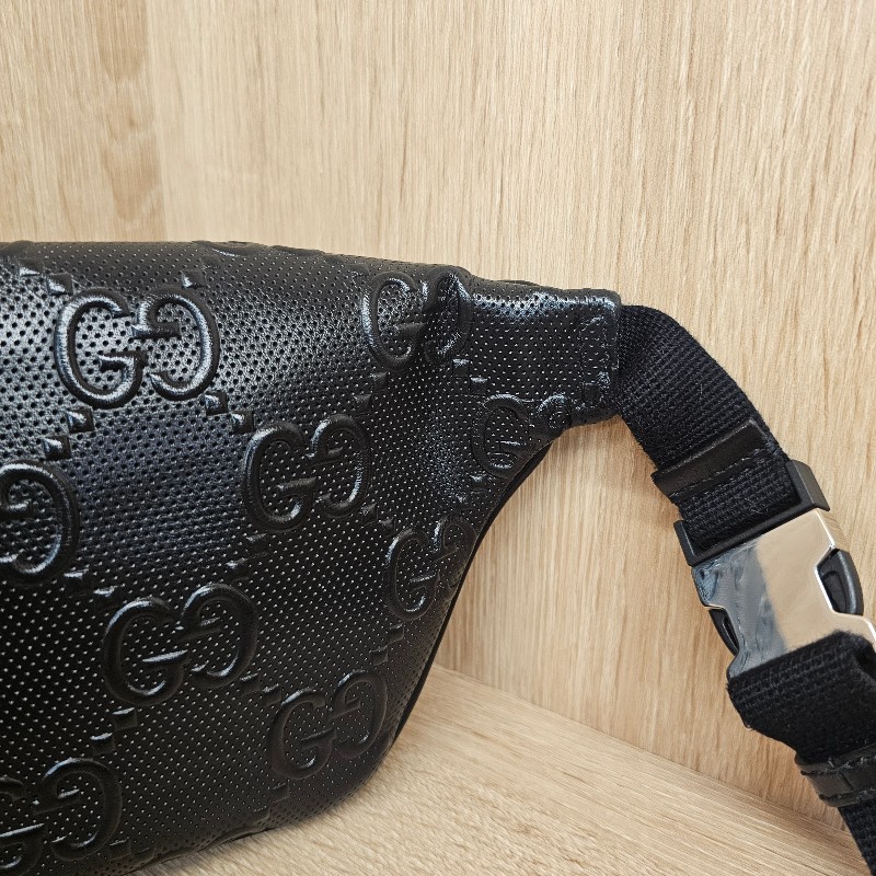[男士福利出清❣️] Gucci 黑牛皮浮雕銀釦小型胸口包-5