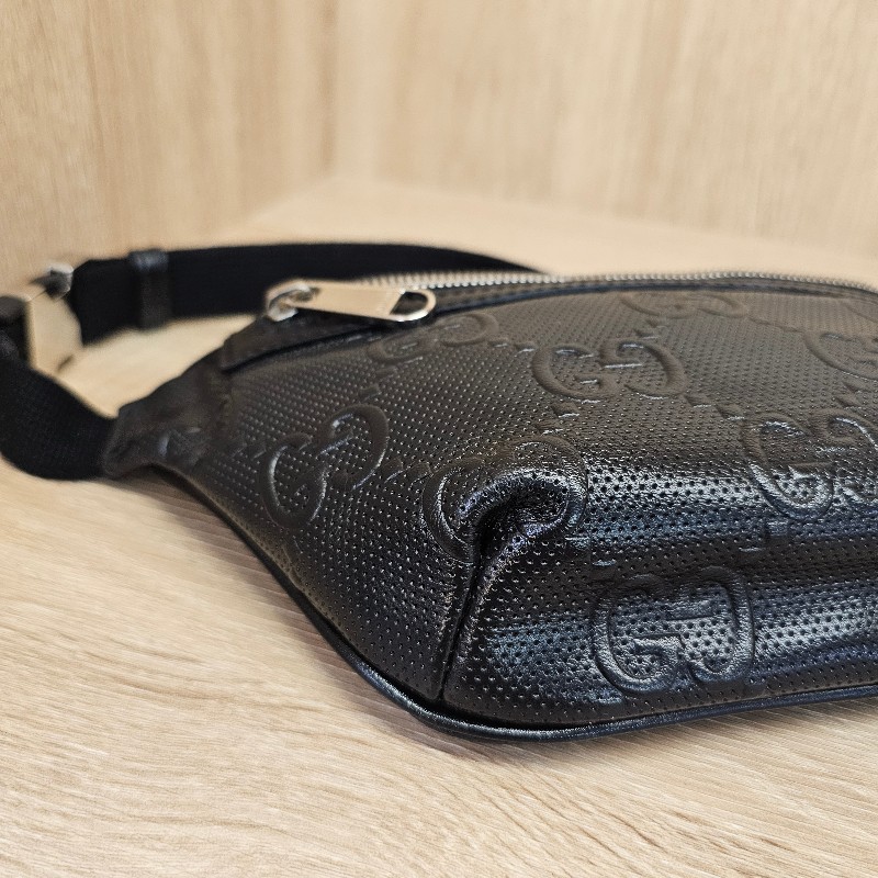 [男士福利出清❣️] Gucci 黑牛皮浮雕銀釦小型胸口包-6