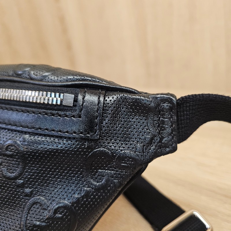 [男士福利出清❣️] Gucci 黑牛皮浮雕銀釦小型胸口包-8