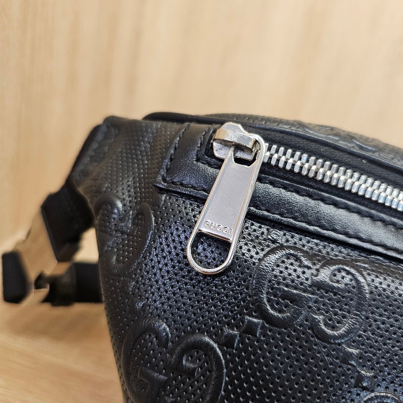 [男士福利出清❣️] Gucci 黑牛皮浮雕銀釦小型胸口包-9