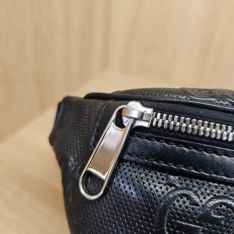 [男士福利出清❣️] Gucci 黑牛皮浮雕銀釦小型胸口包-10