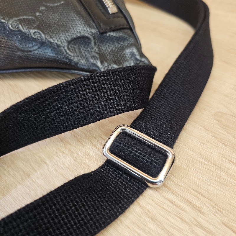 [男士福利出清❣️] Gucci 黑牛皮浮雕銀釦小型胸口包-11