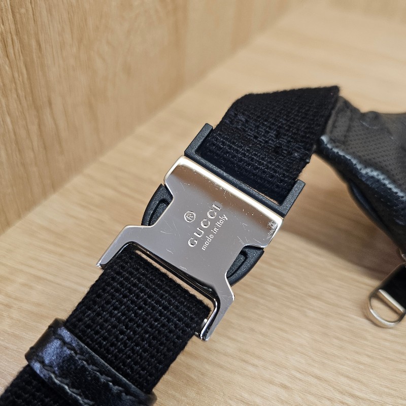 [男士福利出清❣️] Gucci 黑牛皮浮雕銀釦小型胸口包-12