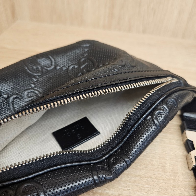 [男士福利出清❣️] Gucci 黑牛皮浮雕銀釦小型胸口包-14