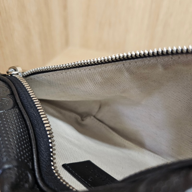 [男士福利出清❣️] Gucci 黑牛皮浮雕銀釦小型胸口包-17