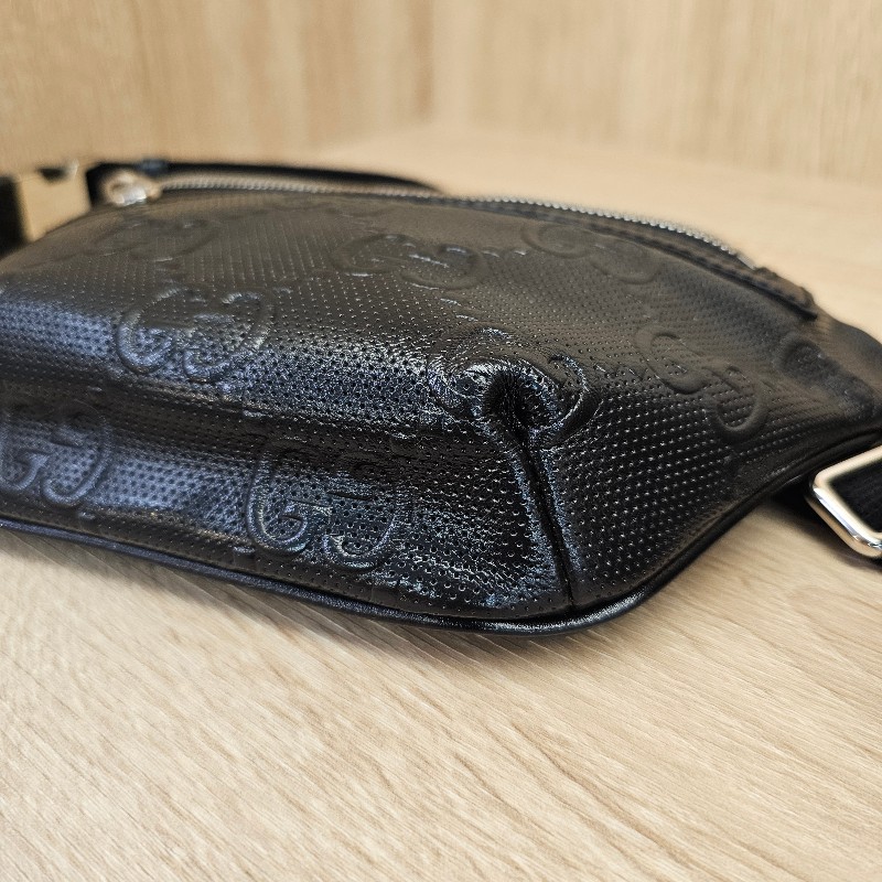 [男士福利出清❣️] Gucci 黑牛皮浮雕銀釦小型胸口包-21