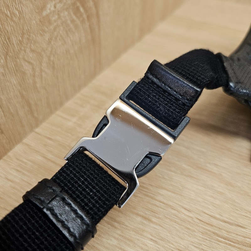 [男士福利出清❣️] Gucci 黑牛皮浮雕銀釦小型胸口包-26