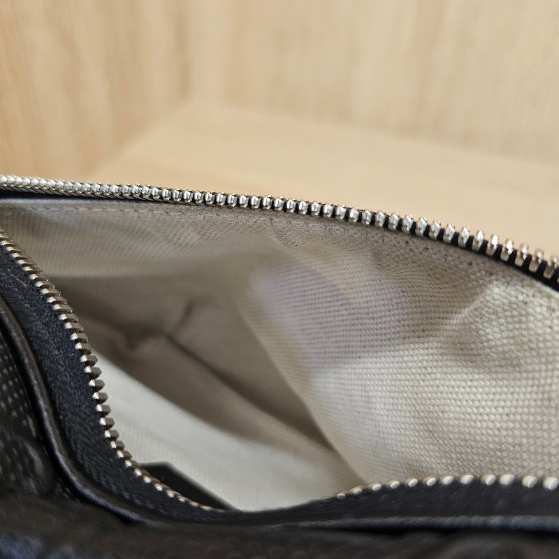 [男士福利出清❣️] Gucci 黑牛皮浮雕銀釦小型胸口包-29