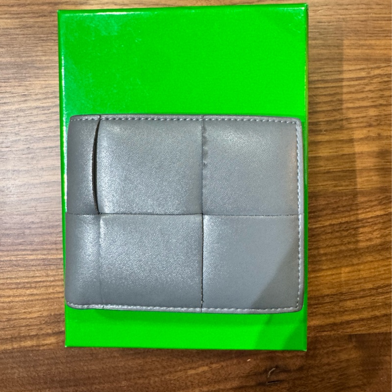 BOTTEGA VENETA 寶緹嘉 BV Cassette Bifold 牛皮 經典大編織 短夾 卡夾 皮夾 灰色 743004-1