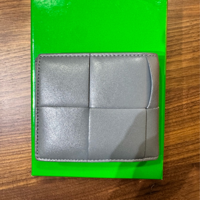 BOTTEGA VENETA 寶緹嘉 BV Cassette Bifold 牛皮 經典大編織 短夾 卡夾 皮夾 灰色 743004-2