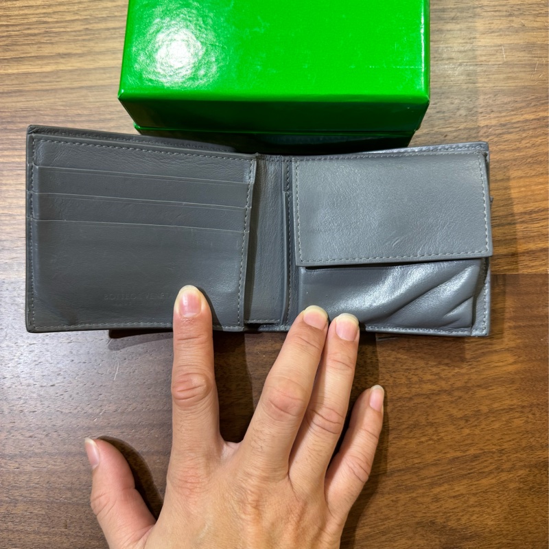 BOTTEGA VENETA 寶緹嘉 BV Cassette Bifold 牛皮 經典大編織 短夾 卡夾 皮夾 灰色 743004-8