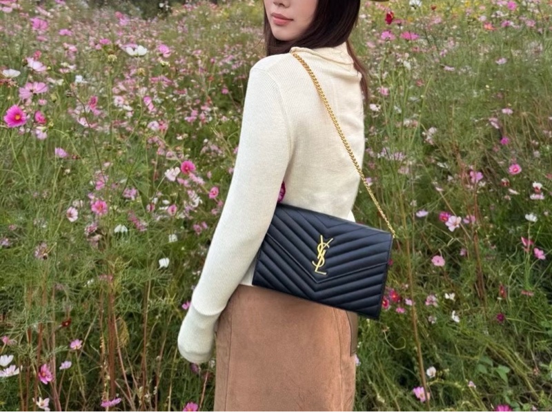 YSL 黑金魚子醬woc信封包-4