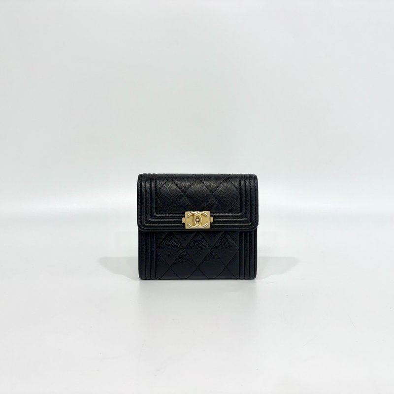 Chanel黑金粒紋牛皮Boy三折口蓋短夾 A80734-0