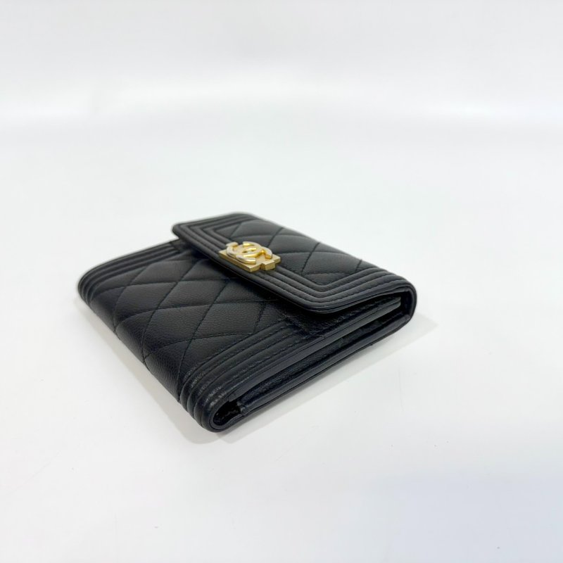 Chanel黑金粒紋牛皮Boy三折口蓋短夾 A80734-4
