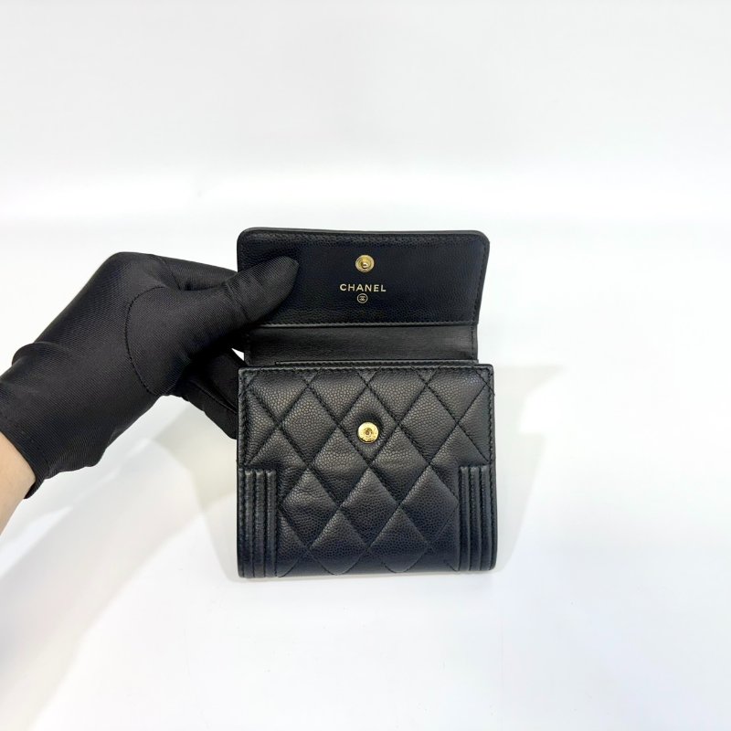 Chanel黑金粒紋牛皮Boy三折口蓋短夾 A80734-7