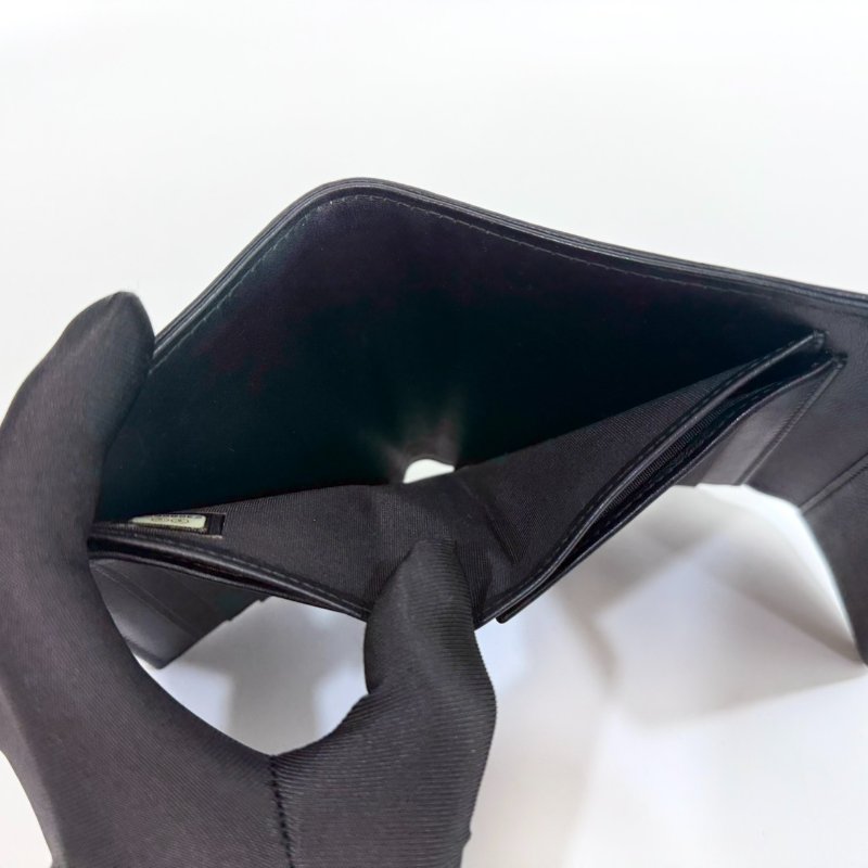 Chanel黑金粒紋牛皮Boy三折口蓋短夾 A80734-8