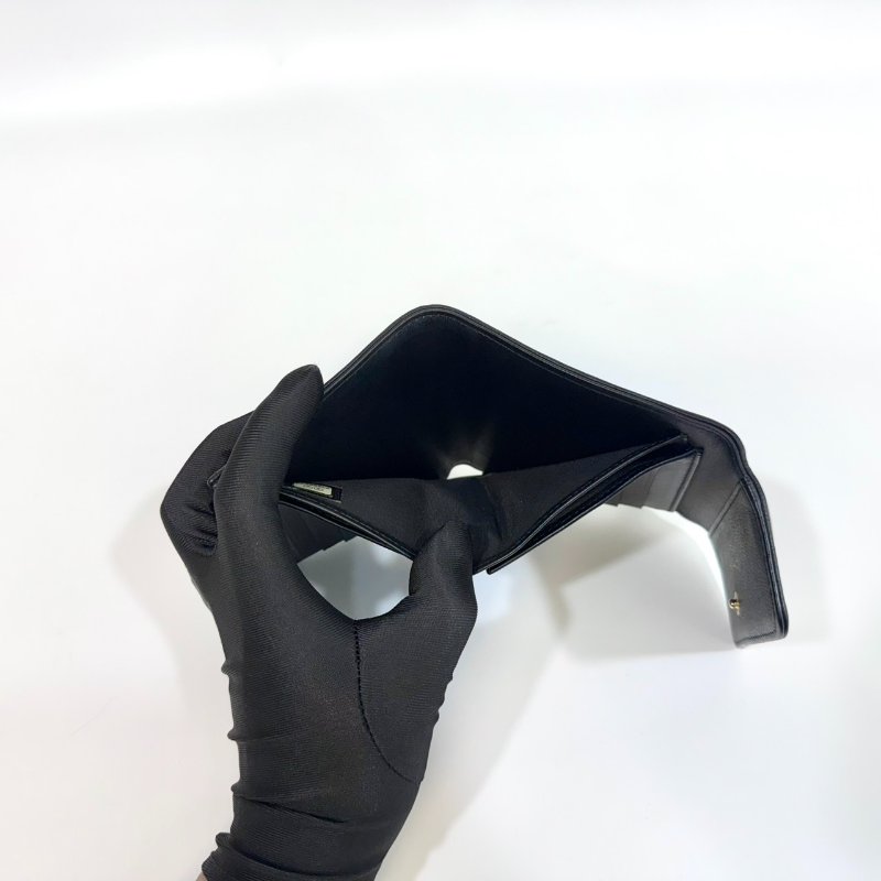 Chanel黑金粒紋牛皮Boy三折口蓋短夾 A80734-9