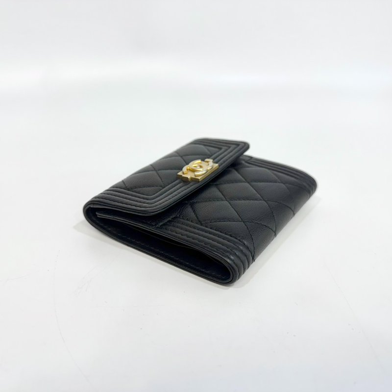Chanel黑金粒紋牛皮Boy三折口蓋短夾 A80734-10