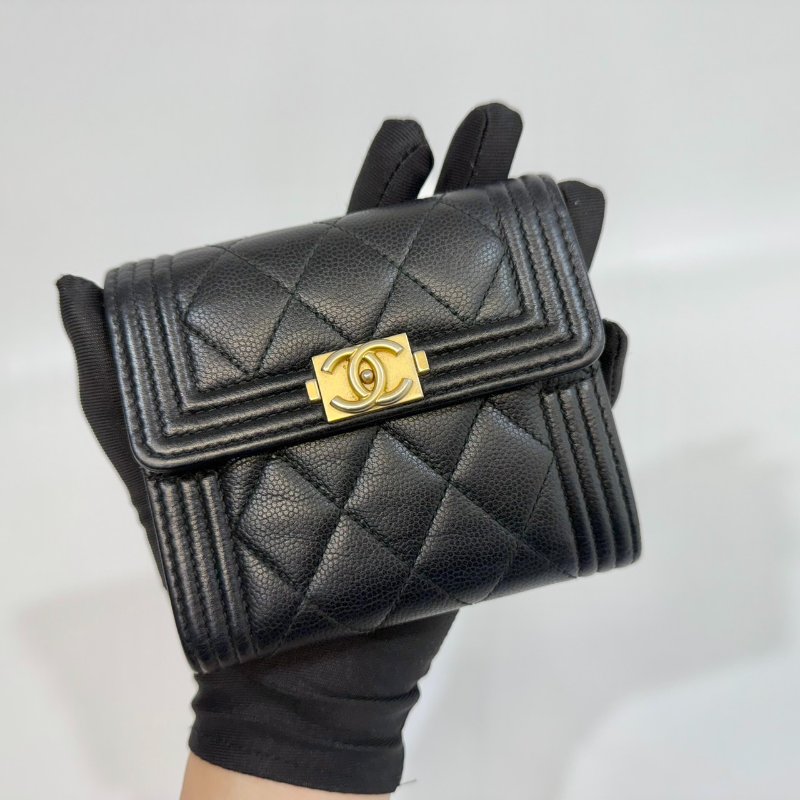 Chanel黑金粒紋牛皮Boy三折口蓋短夾 A80734-11