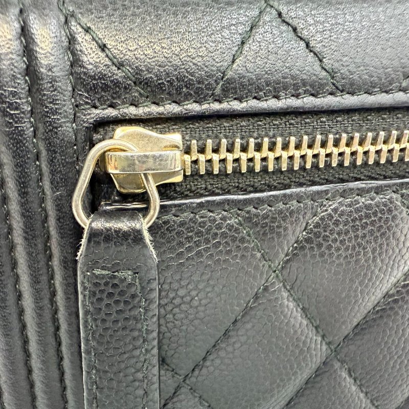 Chanel黑金粒紋牛皮Boy三折口蓋短夾 A80734-12