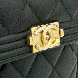 Chanel黑金粒紋牛皮Boy三折口蓋短夾 A80734-13