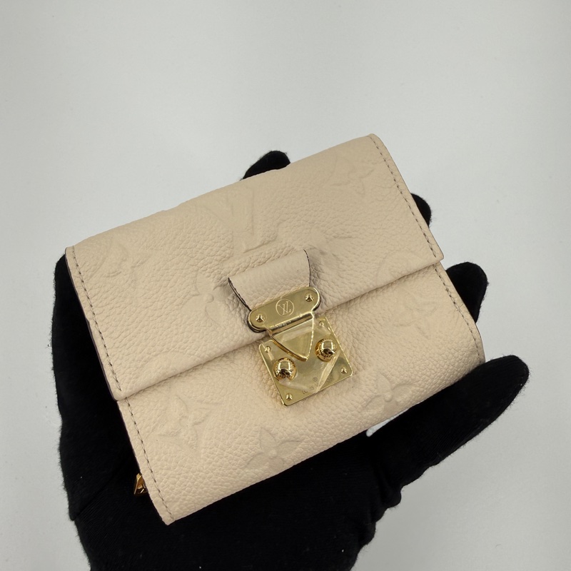 Lv Métis 奶油色壓紋短夾-1