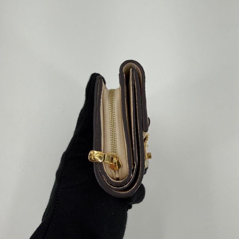 Lv Métis 奶油色壓紋短夾-2