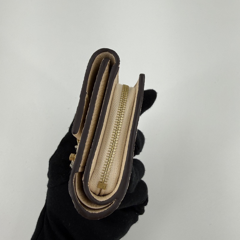 Lv Métis 奶油色壓紋短夾-3