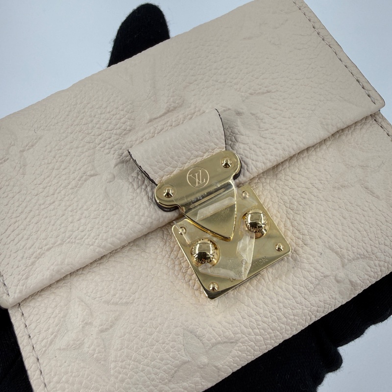 Lv Métis 奶油色壓紋短夾-5