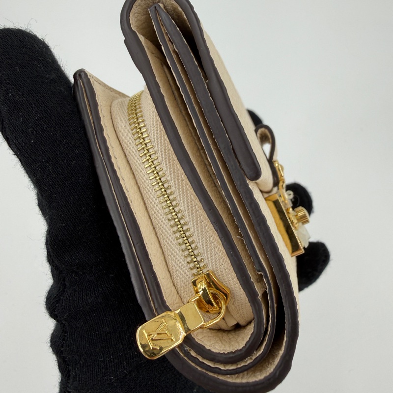 Lv Métis 奶油色壓紋短夾-6