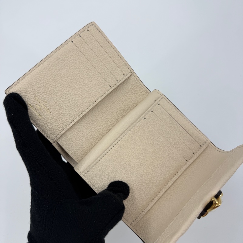 Lv Métis 奶油色壓紋短夾-7