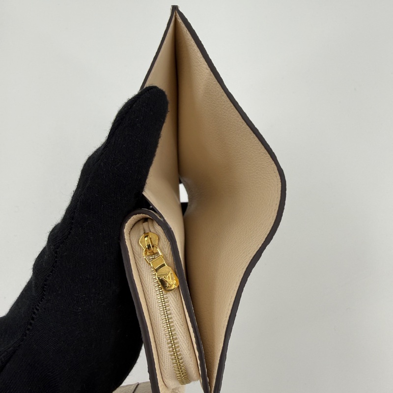 Lv Métis 奶油色壓紋短夾-8