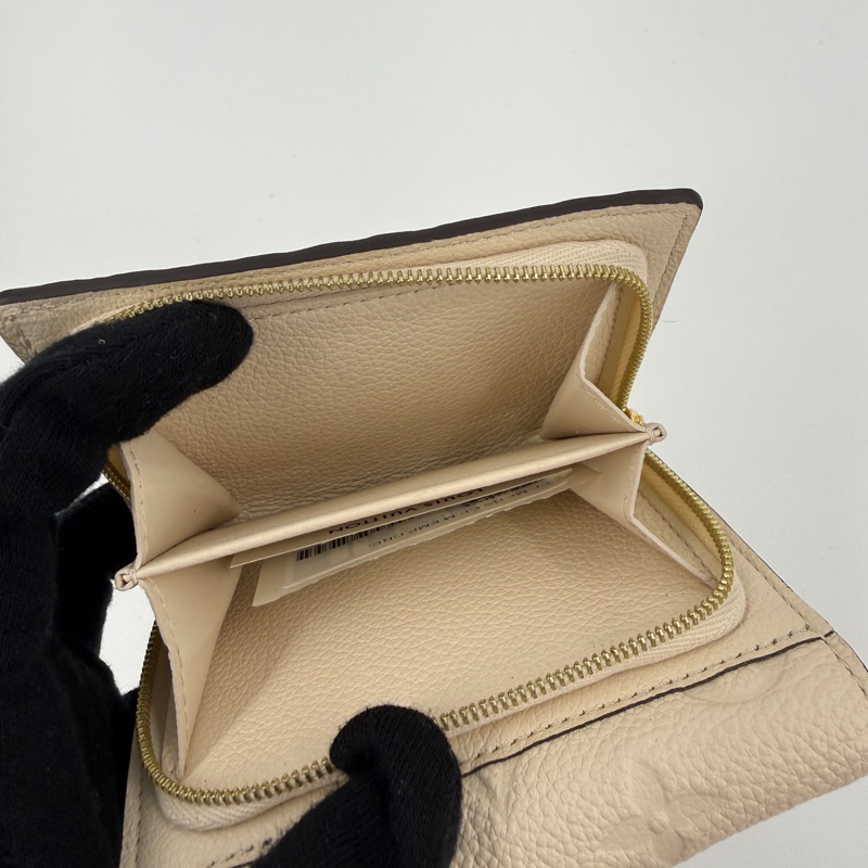 Lv Métis 奶油色壓紋短夾-9