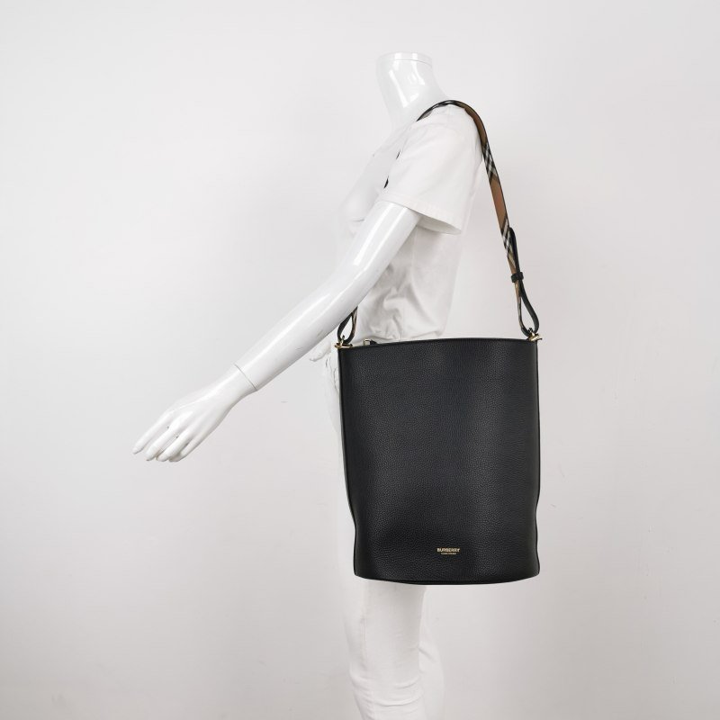 Burberry 牛皮純色字母Logo水桶包單肩包-1