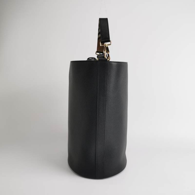 Burberry 牛皮純色字母Logo水桶包單肩包-3