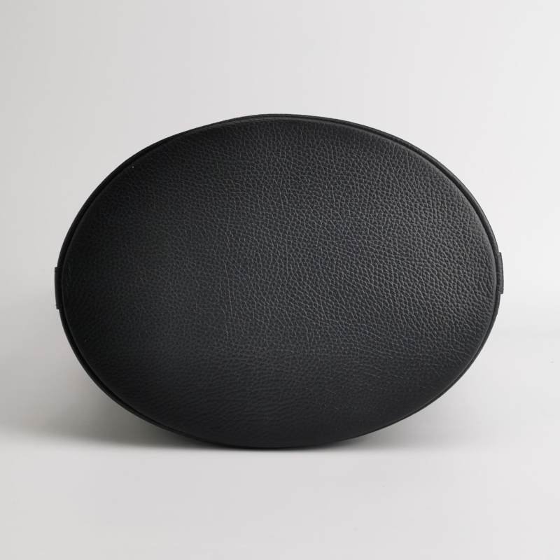 Burberry 牛皮純色字母Logo水桶包單肩包-5