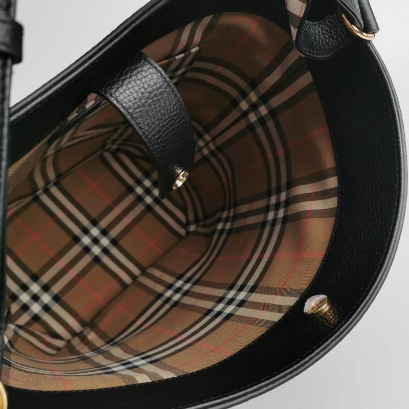 Burberry 牛皮純色字母Logo水桶包單肩包-6