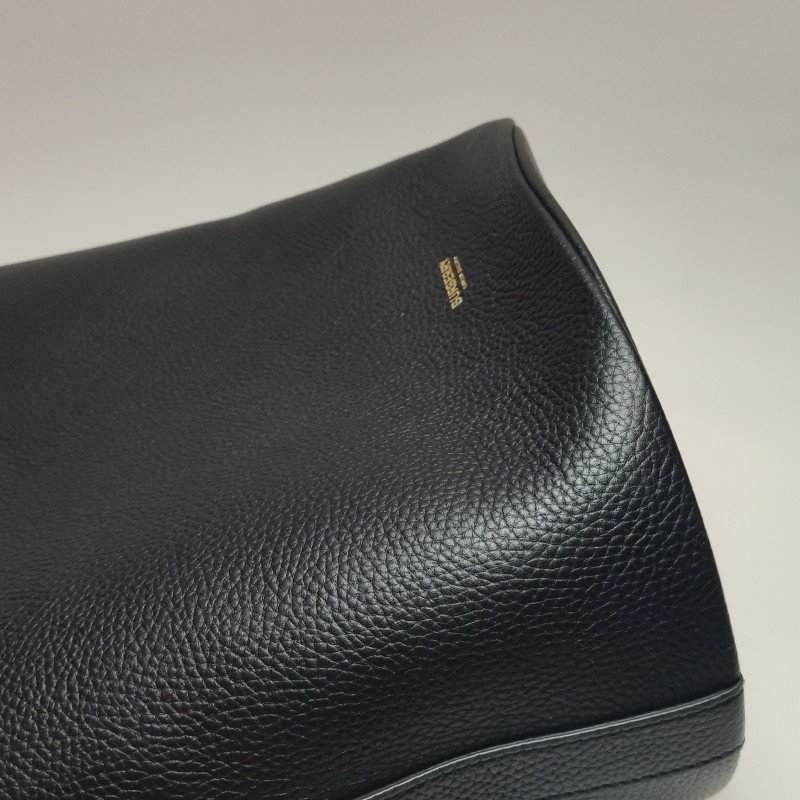 Burberry 牛皮純色字母Logo水桶包單肩包-12