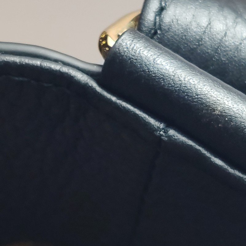 Burberry 牛皮純色字母Logo水桶包單肩包-13