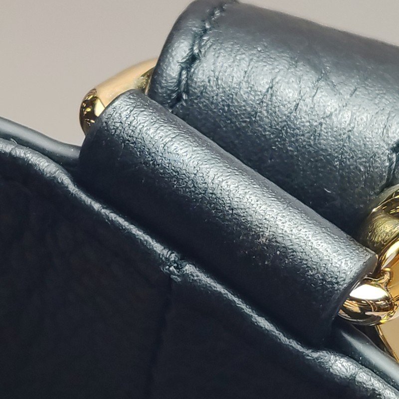 Burberry 牛皮純色字母Logo水桶包單肩包-14