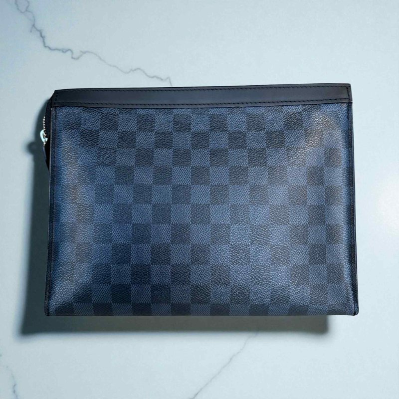 LV黑灰棋盤格塗鴉V字手拿包-1