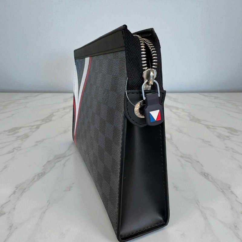 LV黑灰棋盤格塗鴉V字手拿包-2