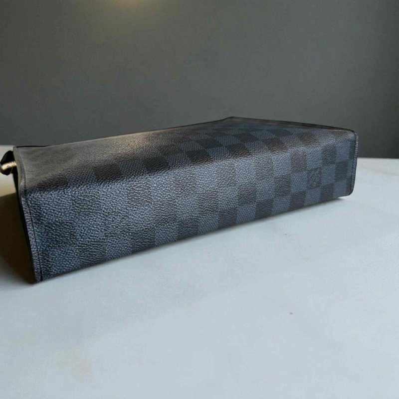 LV黑灰棋盤格塗鴉V字手拿包-3