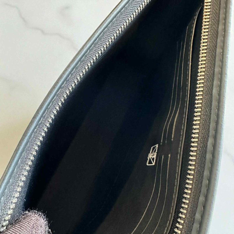 LV黑灰棋盤格塗鴉V字手拿包-4