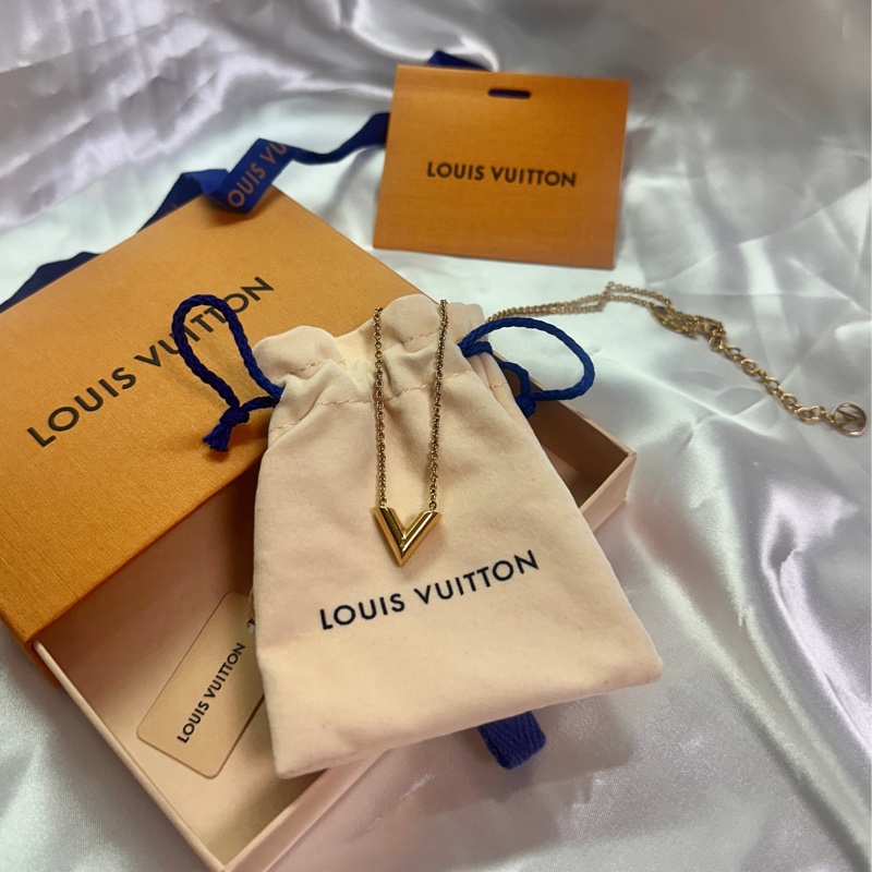 Louis Vuitton路易威登 LV飾品 M61083 ESSENTIAL V壓印LOGO黃銅項鍊(金)-0