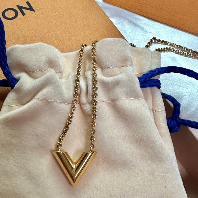 Louis Vuitton路易威登 LV飾品 M61083 ESSENTIAL V壓印LOGO黃銅項鍊(金)-3
